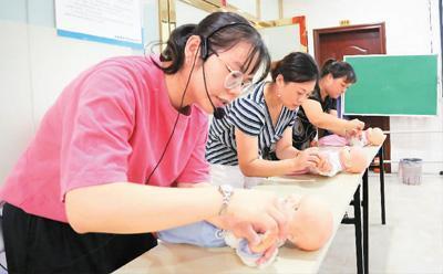 三千万家政人的乡土根基与职业未来